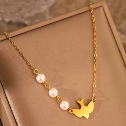 collar con colgante pajarito chapado en oro