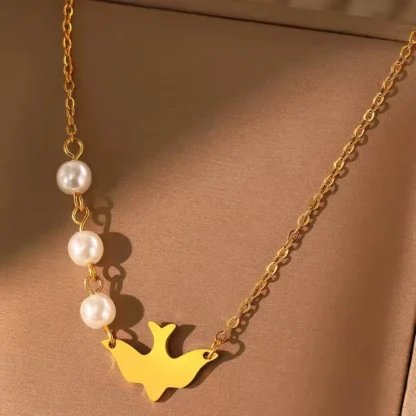 collar con colgante pajarito chapado en oro
