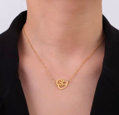 collar con colgante en forma de huella de perro