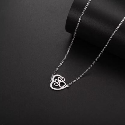 collar con colgante en forma de huella de perro