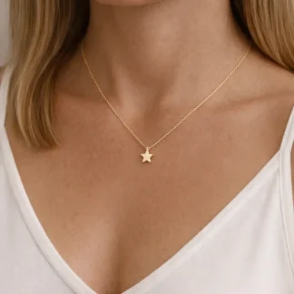 collar con colgante estrella dorada