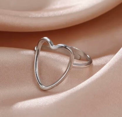 anillo corazon minimalista acero plateado