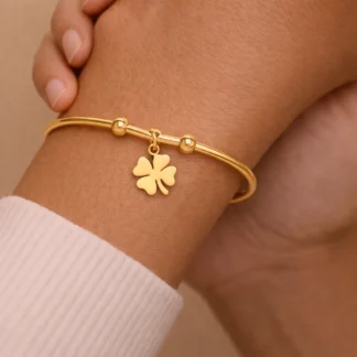 pulsera rigida en acero inoxidable con colgante trebol