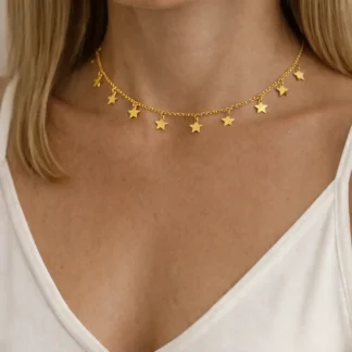 collar con pequeñas estrellas doradas