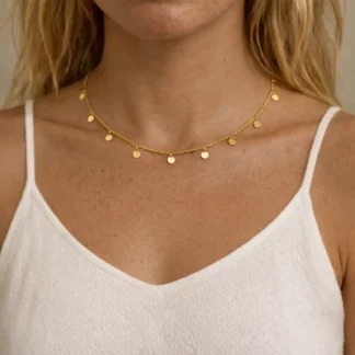 choker con pequeás medallas