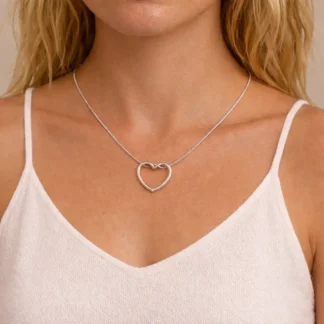 collar con colgante corazón plateado