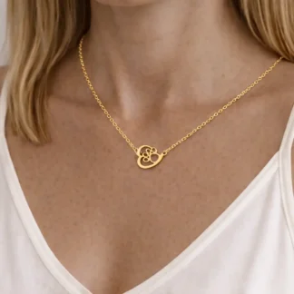 collar con cadena fina y colgante en forma huella de perro y corazon en acero inoxidable