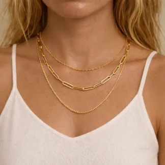 collar a capas tres cadenas doradas